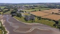 Foto drone memperlihatkan kekeringan yang terjadi di Sungai Carew, Pembrokeshire, Wales, Inggris, Senin (11/7/2022).