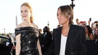 Gaun hitam mengkilap dengan stocking hitam dipilih Nicole Kidman buat penampilannya hari itu. (Foto: Getty Images For Balenciaga/Jacopo M. Raule)