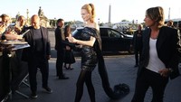 Nicole Kidman langsung menghampiri penggemar yang menunggu di dekat pagar. (Foto: Getty Images For Balenciaga/Marc Piasecki)