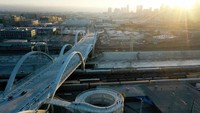 Infrastruktur tersebut menghubungkan Boyle Heights dan pusat kota LA.