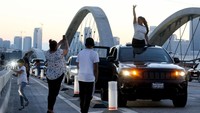 Dibutuhkan enam tahun untuk menyelesaikan proyek tersebut. Tak hanya itu, jembatan ini pun tahan guncangan gempa hingga M 9,0 lho. Los Angeles membutuhkan bangunan tahan gempa karena berada di kawasan cincin api (ring of fire) gempa.