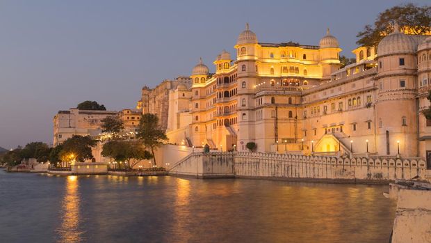 This photo was shot from Udaipur city at twilight time. Udaipur city palace was built over a period of nearly 400 years being contributed by several kings of the dynasty. It is located on the east bank of the Lake Pichola and has several palaces built within its complex.