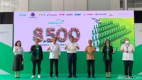 Aplikasi transportasi online, Grab meresmikan tampilan baru kendaraan listriknya bernama GrabElectric yang sudah berjumlah 8.500 unit di 8 provinsi. Kendaraan listrik itu berupa mobil listrik Hyundai loniq dan motor listrik VIAR, Gesits, Swap, dan Kymco. Anisa Indraini/detikcom