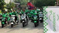 Ini Momen saat Menteri Koordinator Bidang Kemaritiman dan Investasi Luhut Binsar Pandjaitan, bersama Menteri Perhubungan Budi Karya Sumadi, Menteri Investasi/Kepala BKPM Bahlil Lahadalia dan Presiden of Grab Indonesia, Ridzki Kramadibrata, menjajal kendaraan motor listrik, saat peluncuran GrabElectric, di Jakarta. Anisa Indraini/detikcom