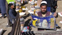 Negara pertama, Afghanistan, telah tertatih dari krisis ekonomi yang mengerikan sejak Taliban mengambil alih kendali negara setelah AS dan sekutu NATO-nya menarik pasukan mereka tahun lalu. Bantuan asing terhenti dan Afghanistan juga disanksi yang melumpuhkan sektor perdagangan. Selain itu pemerintahan Biden juga membekukan US$ 7 miliar cadangan mata uang asing Afghanistan yang disimpan di Amerika Serikat. (AP Photo)