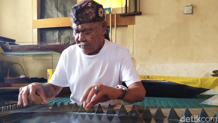 Aki Dadan, Pelestarian Mamaos Cianjuran memainkan kecapi yang menjadi alat musik pada kesenian Mamaos