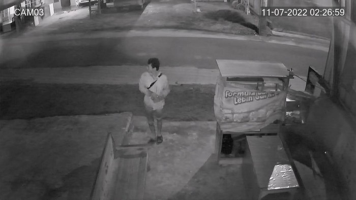 Aksi pencuri di toko, Desa Klaling, Kecamatan Jekulo, Kudus, terekam kamera CCTV.