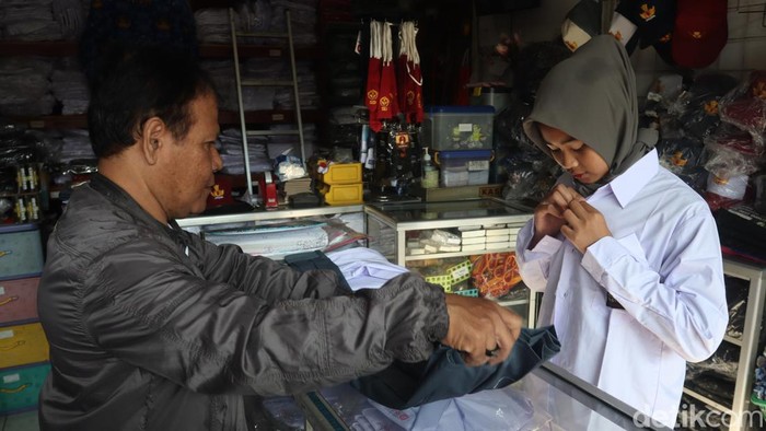 Aktivitas di tempat penjualan perlengkapan sekolah di Kosambi, Kota Bandung.