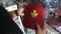 Para pedagang ini menjual beragam peralatan sekolah di kiosnya. Dari mulai seragam, topi, dasi, ikat pinggang, sepatu, kaos kaki, alat tulis dan lainnya. (Foto: Wisma Putra/detikJabar)
