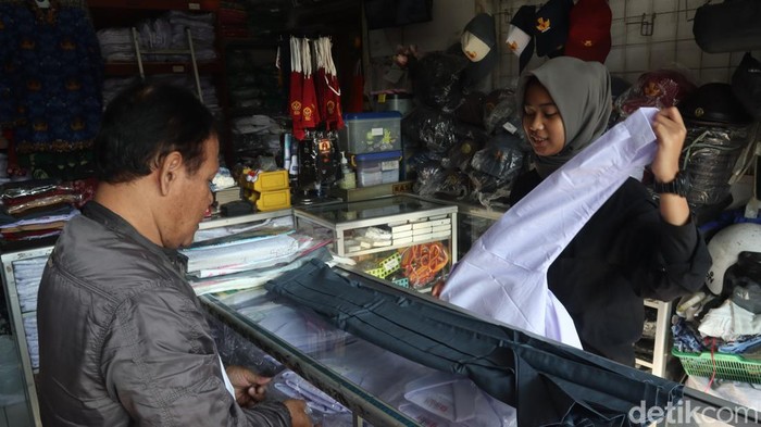 Aktivitas penjualan seragam di kawasan Kosambi, Kota Bandung.