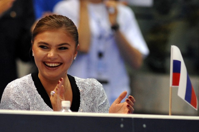 Kariernya sebagai politisi cukup bersinar. Kesuksesan tersebut mengantarkan Alina Kabaeva ke posisi tertinggi di National Media Group. Lembaga ini yang mengepalai hampir semua perusahaan media di Rusia. (Foto: AFP via Getty Images/GIUSEPPE CACACE)