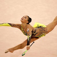 Alina Kabaeva pertama kali mengikuti kompetisi tingkat internasional pada 1996. Kemenangannya di European Championships 1998 disebut sebagai kejutan besar. Dominasi Rusia di dunia olahraga gimnastik, terutama saat Olimpiade 2000-an, tak lepas dari andil Alina Kabaeva. (Foto: AFP via Getty Images/ODD ANDERSEN)