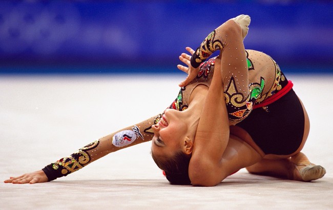Julukan wanita paling lentur dari Rusia pun melekat pada sosok Alina Kabaeva. Nama Alina Kabaeva bahkan digunakan untuk sebuah gerakan yang diciptakannya. (Foto: Getty Images/Gary M. Prior)