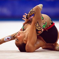 Julukan wanita paling lentur dari Rusia pun melekat pada sosok Alina Kabaeva. Nama Alina Kabaeva bahkan digunakan untuk sebuah gerakan yang diciptakannya. (Foto: Getty Images/Gary M. Prior)