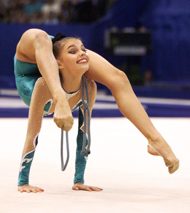 Lahir di Tashkent, Uzbekistan, pada 12 Mei 1983, ia mulai menekuni gimnastik sejak usia empat tahun. Bakatnya semakin terasah dan membuat Alina Kabaeva sebagai salah satu atlet yang disegani. (Foto: AFP via Getty Images/TIMOTHY A. CLARY)