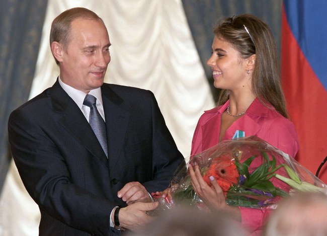 Tak diketahui sejak kapan hubungan spesial antara Vladimir Putin dan Alina Kabaeva terjalin sampai akhirnya mereka dikaruniai anak. Sebuah koran Swiss melaporkan, Alina melahirkan seorang anak laki-laki pada 2015 di sebuah rumah sakit eksklusif dekat Danau Lugano, Swiss. Empat tahun kemudian, menyusul bayi laki-laki yang dilahirkan di tempat yang sama. The Sunday Times dan Wall Street Journal pernah mengabarkan dia melahirkan anak kembar pada 2019 di Moskow. (Foto: AFP via Getty Images/SERGEI CHIRIKOV)