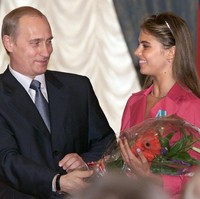 Tak diketahui sejak kapan hubungan spesial antara Vladimir Putin dan Alina Kabaeva terjalin sampai akhirnya mereka dikaruniai anak. Sebuah koran Swiss melaporkan, Alina melahirkan seorang anak laki-laki pada 2015 di sebuah rumah sakit eksklusif dekat Danau Lugano, Swiss. Empat tahun kemudian, menyusul bayi laki-laki yang dilahirkan di tempat yang sama. The Sunday Times dan Wall Street Journal pernah mengabarkan dia melahirkan anak kembar pada 2019 di Moskow. (Foto: AFP via Getty Images/SERGEI CHIRIKOV)