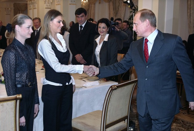Sorotan kembali tertuju pada Alina Kabaeva. Wanita yang diduga sebagai pacar rahasia Presiden Rusia Vladimir Putin ini dikabarkan sedang hamil anak keempat mereka. Sebelum dikaitkan dengan Putin, Alina Kabaeva sebenarnya sudah tenar sebagai atlet gimnastik kebanggaan Rusia. (Foto: AFP via Getty Images/SERGEI CHIRIKOV)