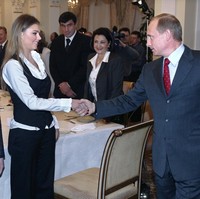 Sorotan kembali tertuju pada Alina Kabaeva. Wanita yang diduga sebagai pacar rahasia Presiden Rusia Vladimir Putin ini dikabarkan sedang hamil anak keempat mereka. Sebelum dikaitkan dengan Putin, Alina Kabaeva sebenarnya sudah tenar sebagai atlet gimnastik kebanggaan Rusia. (Foto: AFP via Getty Images/SERGEI CHIRIKOV)