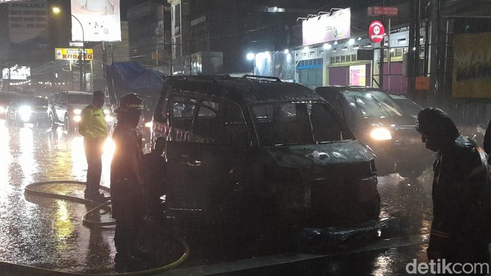 Angkot terbakar di Bogor