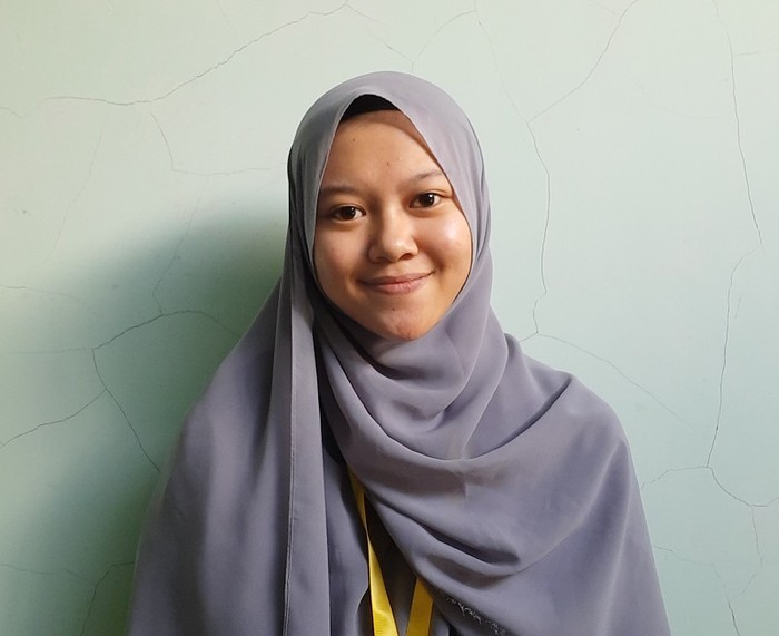 Apia Dewi Agustin (22 tahun) merupakan salah satu mahasiswi UGM yang merasa beruntung. Gadis yang lahir dan besar di pedesaan kaki Gunung Lawu, Magetan, Jawa Timur ini merupakan mahasiswi semester 8 prodi Akuntansi di Fakultas Ekonomika dan Bisnis (FEB) UGM.