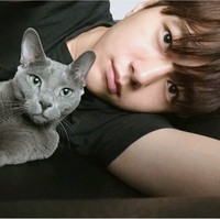Visual Kim Myung Soo sering disebut mirip kucing. Dia bahkan pernah membintangi drama Korea Meow The Secret yang menampilkan perubahan kucing menjadi manusia. Sang aktor memelihara kucing russian blue yang diberi nama Byulyi. Foto: Instagram