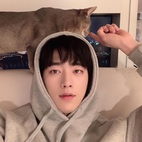 Bintang drama Korea Cheese in the Trap, Seo Kang Joon mengadopsi dua kucing bernama Oki dan Doki. Di hari liburnya, dia memilih menghabiskan waktu dengan bermain bersama kucing kesayangannya. Foto: Instagram