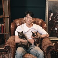 Sedangkan lawan main Ahn Hyo Seop, Kim Min Kyu merupakan ‘ayah dari tiga kucing dengan jenis yang berbeda. Kucing pertamanya Sian berjenis british shorthair, ada juga kucing persia Tabby Kun, dan kucing siam bernama Shami. Foto: Instagram