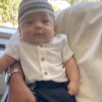 Nikita tampak mendandani sang anak dengan kemeja berwarna putih dan sarung berwarna biru navy dengan aksen garis-garis pada bagian sampingnya. Tak lupa baby Izz juga dipakaikan sebuah peci berwarna senada di kepalanya. Foto: Instagram/@yorafebrina