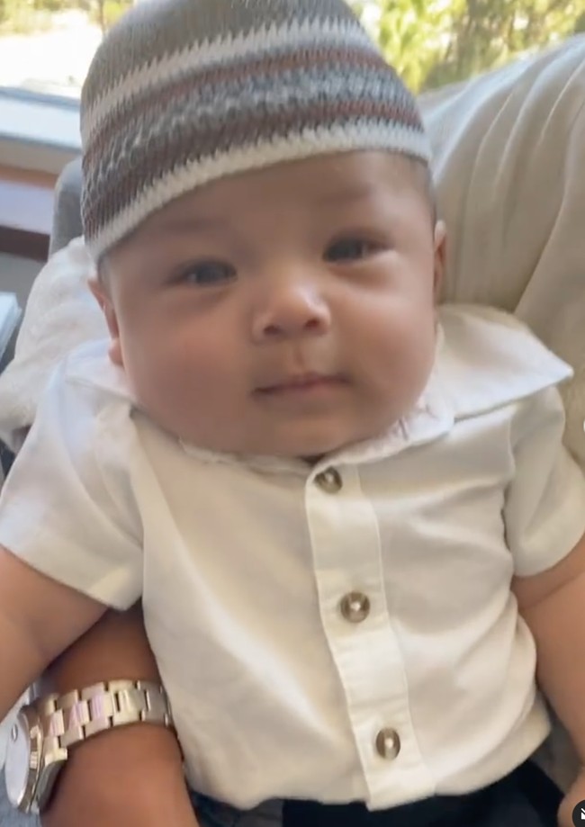 Dengan sarung dan peci, baby Izz tampak begitu imut dan menggemaskan. Ditambah dengan pipi yang tembam, penampilan baby Izz sukses bikin netizen menjadi gemas. Foto: Instagram/@yorafebrina