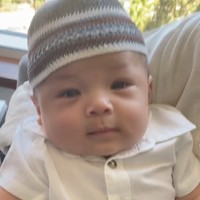 Dengan sarung dan peci, baby Izz tampak begitu imut dan menggemaskan. Ditambah dengan pipi yang tembam, penampilan baby Izz sukses bikin netizen menjadi gemas. Foto: Instagram/@yorafebrina