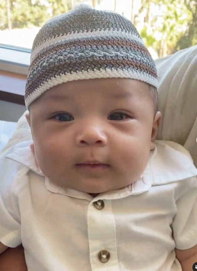 Baru berusia 3 bulan namun anak pertama Nikita Willy dan Indra Priawan sudah memiliki cukup banyak penggemar karena penampilannya yang menggemaskan. Tak hanya menggemaskan, paras baby Izz pun sering dipuji tampan oleh para netizen. Foto: Instagram/@yorafebrina