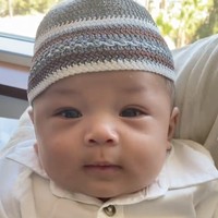 Baru berusia 3 bulan namun anak pertama Nikita Willy dan Indra Priawan sudah memiliki cukup banyak penggemar karena penampilannya yang menggemaskan. Tak hanya menggemaskan, paras baby Izz pun sering dipuji tampan oleh para netizen. Foto: Instagram/@yorafebrina