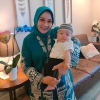 Rayakan Idul Adha bersama sang nenek, Yora Febrina, begini penampilan keduanya. Sambil digendong, baby Izz tampak begitu nyaman dalam dekapan ibunda Nikita Willy itu. Foto: Instagram/@yorafebrina