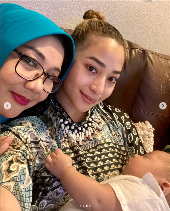 Ada pula momen saat baby Izz tertidur pulas dalam dekapan sang bunda, Nikita Willy. Disamping Nikita tampak nenek baby Izz ikut berfoto bersama. Foto: Instagram/@yorafebrina