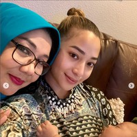 Ada pula momen saat baby Izz tertidur pulas dalam dekapan sang bunda, Nikita Willy. Disamping Nikita tampak nenek baby Izz ikut berfoto bersama. Foto: Instagram/@yorafebrina