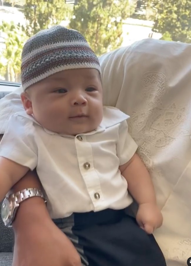 Masih menetap di Amerika Serikat, Nikita Willy bersama keluarganya pun tampak merayakan Idul Adha di sana. Penampilan baby Izz di momen Idul Adha tersebut yang berhasil mencuri atensi. Foto: Instagram/@yorafebrina