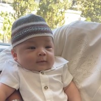 Masih menetap di Amerika Serikat, Nikita Willy bersama keluarganya pun tampak merayakan Idul Adha di sana. Penampilan baby Izz di momen Idul Adha tersebut yang berhasil mencuri atensi. Foto: Instagram/@yorafebrina