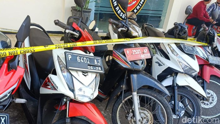 Barang bukti penggerebekan judi sabung ayam di Bondowoso. Ada 1 sepeda motor pelat merah diamankan.