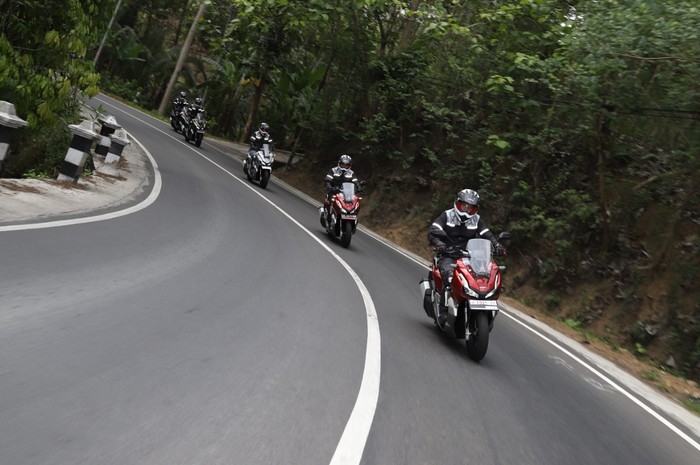 Begini cara berkendara motor matic di tanjakan dan turunan