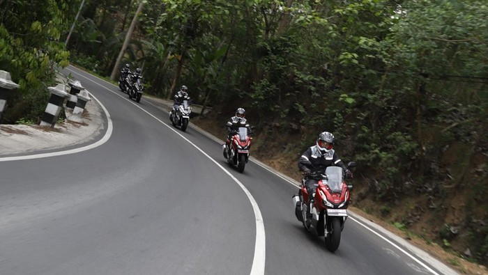 Begini cara berkendara motor matic di tanjakan dan turunan