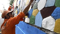 Mereka membuat mural dengan berbagai tema.