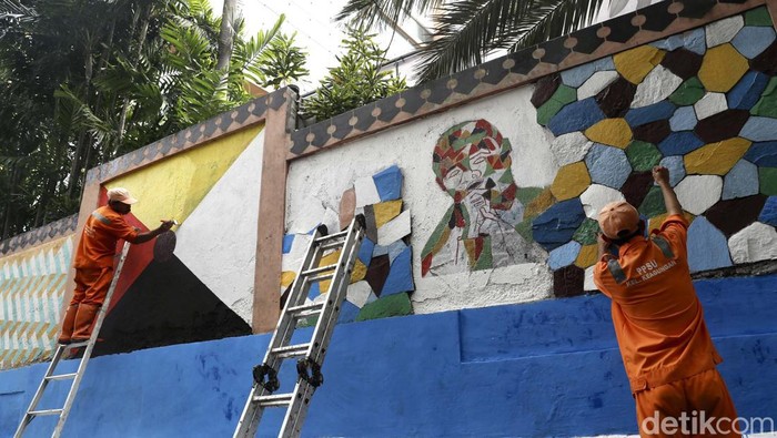 Begini Lho.. Aksi Petugas PPSU Percantik Tembok di Mangga Besar Tembok di Jalan Kesejateraan, Mangga Besar, Jakarta, dipercantik dengan mural. Yuk lihat aksi petugas PPSU mempercantik tembok tersebut.