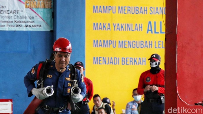 Begini Momen saat Pasukan Damkar Jakarta Adu Ketangkasan Adu ketangkasan petugas pemadam kebakaran Jakarta digelar di Gambir, Jakarta Pusat. Begini aksi tim Damkar dari tiap kecamatan di Jakarta.
