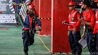 Di awal pertandingan tim akan diuji kecepatannya untuk melewati rintangan membawa tangga dan selang.