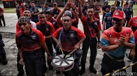 Petugas Damkar yang tidak bertanding meneriakan yel-yel untuk memberikan dukungan.