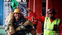 Begini ekspresi para pasukan pemadam kebakaran saat beradu ketangkasan di Kantor Dinas Penanggulangan Kebakaran dan Penyelamatan, Gambir, Jakarta Pusat, Selasa (12/7).