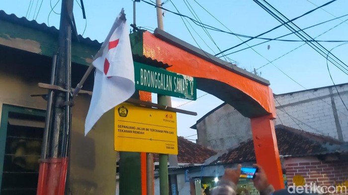 Bendera duka di depan gang rumah korban