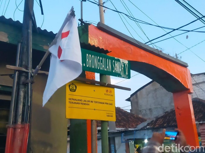 Bendera duka di depan gang rumah korban