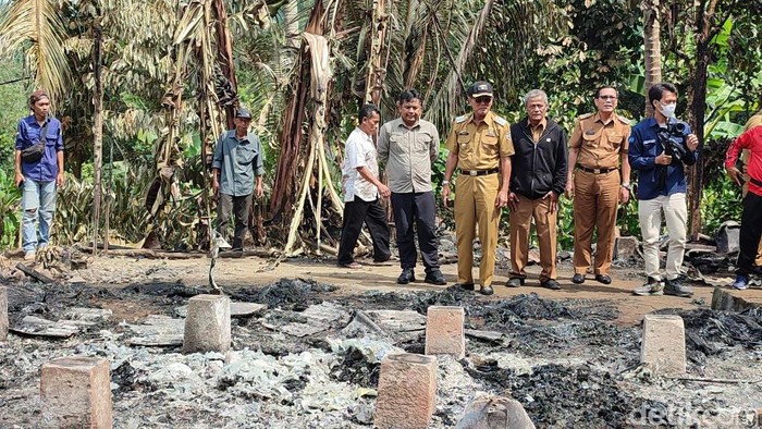 Bupati Ciamis Herdiat Sunarya meninjau lokasi kebakaran di Kampung Kuta.